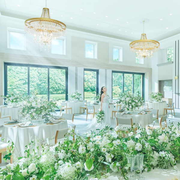 大きな窓からは明るい自然光が降り注ぐ