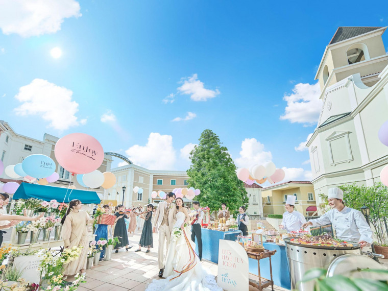 【おもてなしの広場がゲストをお迎え】まるで外国のような街並み