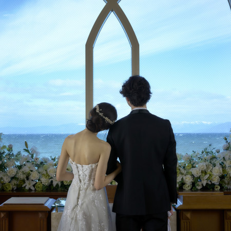 祭壇越しには琵琶湖が一望でき、おふたりを包み込みます