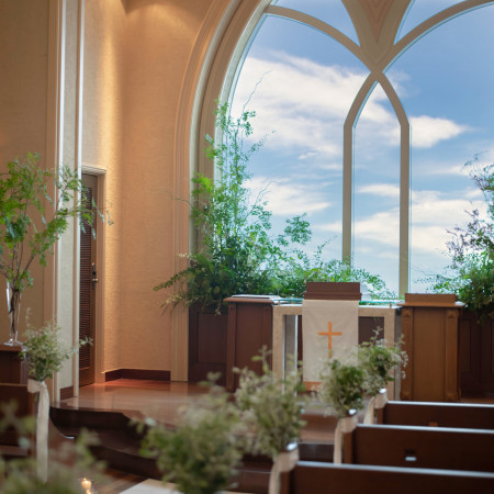 大きな窓から差し込むあたたかな光に包まれて特別な挙式のひとときがスタート