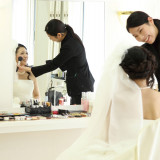 【ヘア&メイク】ホテル館内にある美容室のスタッフが控室まで来てヘアメイク。本番までリラックスして過ごす事ができる。
