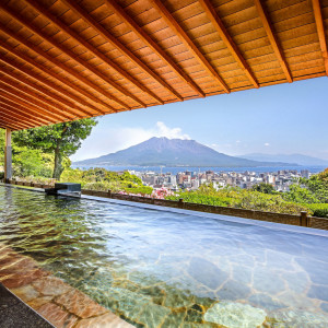 【展望露天温泉「さつま乃湯」】桜島を一望する標高108mからの絶景、地下1,000mから湧き出る上質の温泉|SHIROYAMA HOTEL kagoshima（城山ホテル鹿児島）の写真(50848265)