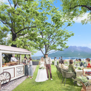 『ホルトゲストヴィラ』に隣接する広々としたガーデン。この場所からも桜島を背景にゲストと楽しい時間が過ごせます|SHIROYAMA HOTEL kagoshima（城山ホテル鹿児島）の写真(10767093)