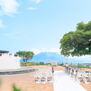 会場「カサブランカ」に隣接する噴水広場で桜島とゲストに祝福される人前式を♡|SHIROYAMA HOTEL kagoshima（城山ホテル鹿児島）の写真(51036847)