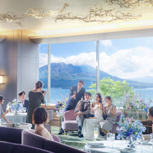 【ザ ラウンジ カサブランカ】桜島が一望できる三面ガラス張りの会場|SHIROYAMA HOTEL kagoshima（城山ホテル鹿児島）の写真(53388444)