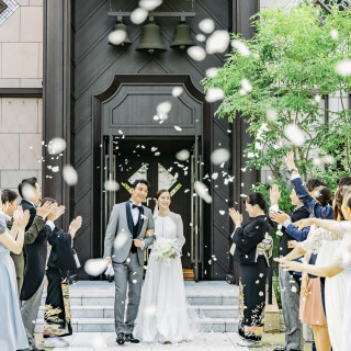 憧れのフラワーシャワーで祝福を浴びて