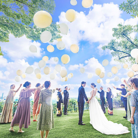 挙式後は大切な人たちからのフラワーシャワーセレモニーで幸せを実感。