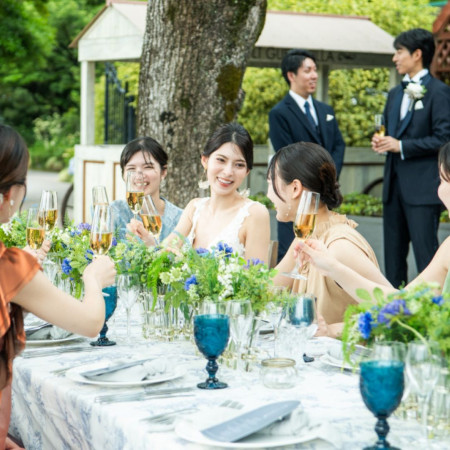 高台から見える桜島をバックにゲストとの会話が弾む楽しい時間を!