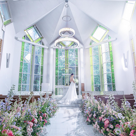 チャペルの正面からは城山の森の緑と柔らかな光が差し込む