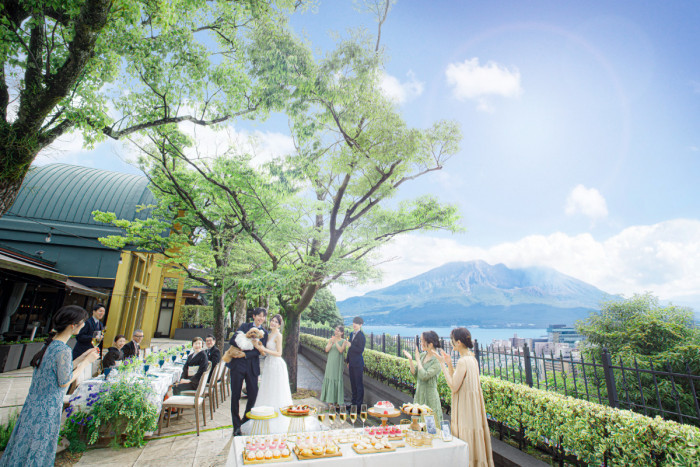 緑豊かなガーデンから美しい桜島を望むこともできます