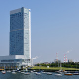 新潟のランドマークとして、遠くからでも見えます。スタイリッシュでモダンな外観。