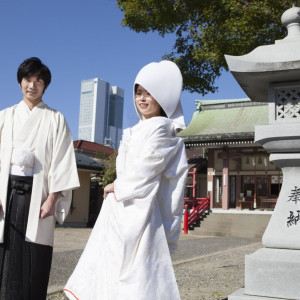 三社神社での外式神社婚もおすすめです。ホテルとの距離も近く、このように写真の背景に写るほど。|ホテル日航新潟の写真(1284464)