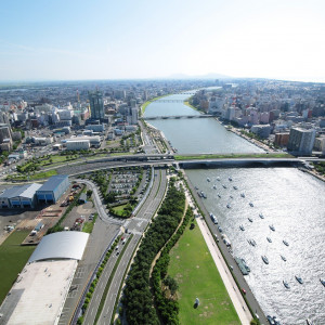 日本海側で一番高い会場から見える景色は、ブライダルシーンをより盛り上げてくれる。|ホテル日航新潟の写真(4537645)