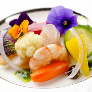 海の幸と野菜のエチュベ 菜園風 エディブルフラワー飾り|ホテル日航新潟の写真(966878)