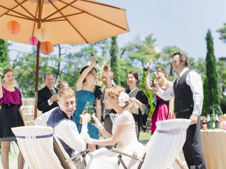 緑に囲まれた広いガーデンで祝福の時を。