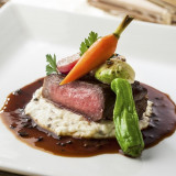 「見て、食べて、楽しんで」ゲストの皆さまにご満足していただける 美味しい料理でお待ちしています。