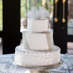 ＜冬のコーディネート＞
ウェディングケーキも雪化粧。
透明感と上品さを併せ持つ、特別なケーキに。|横浜迎賓館の写真(1302081)