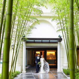 ＜外観＞見上げるような白亜のゲートと、緑々しい竹林がゲストを迎える|横浜迎賓館の写真(17838070)