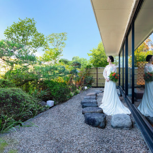 庭園を眺める会場は四季の移ろいによって彩りを変える。そんな特別空間で是非思い出に残るお写真を残して|横浜迎賓館の写真(28697400)