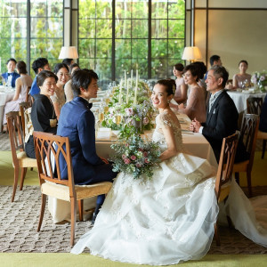 ゲストとの距離の近さも特徴の一つ。 ゲストのテーブルでゆったりとお話をしながら 過ごすひと時は一生の思い出に。|横浜迎賓館の写真(10321591)
