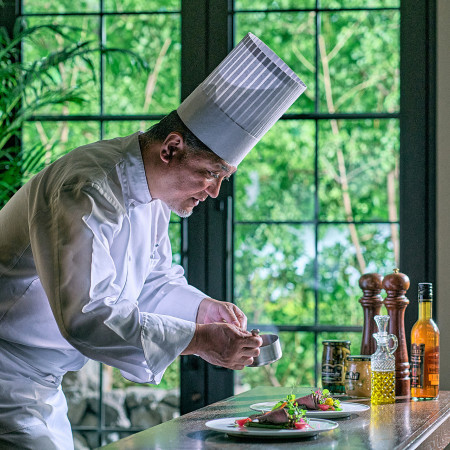 総料理長：成松氏。四季がめぐる度にふたりの結婚式を思い出していただきたい。そんな想いから時期に合わせた四季を感じる料理をご用意しております。