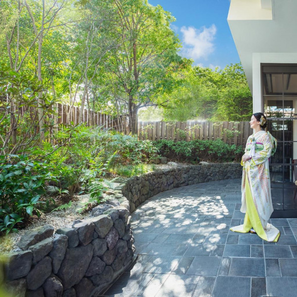 日本庭園を望む和モダンテイストの会場では、＜和食材×フレンチ＞で美食のおもてなしが叶う