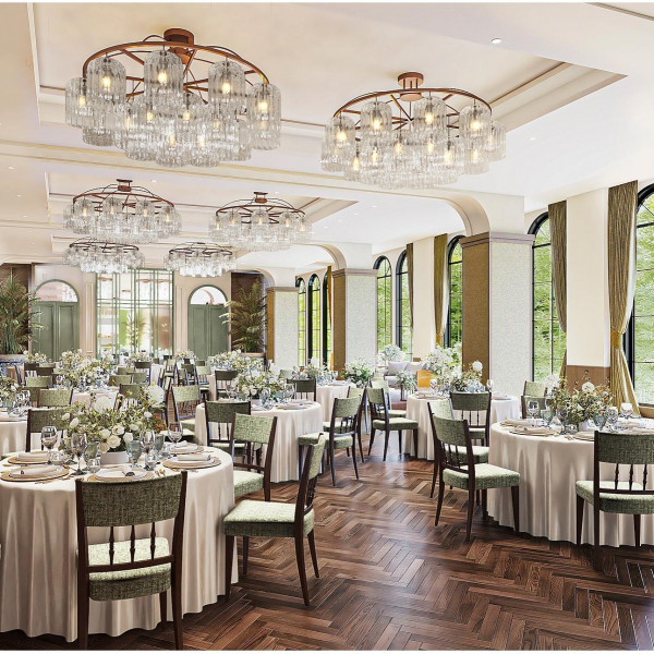 クラシカルなアーチ型の窓が印象的。和装にも相応しい上質感があり、心地よい開放感を愉しめる