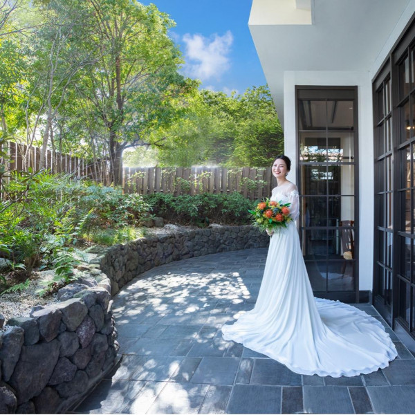 夏の野毛山に広がる緑と、みなとみらいの景色を纏う迎賓館