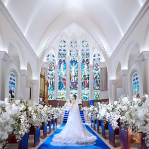 ウエディングドレスが映えるロイヤルブルーの大聖堂|アニヴェルセル ヒルズ横浜の写真(56030338)
