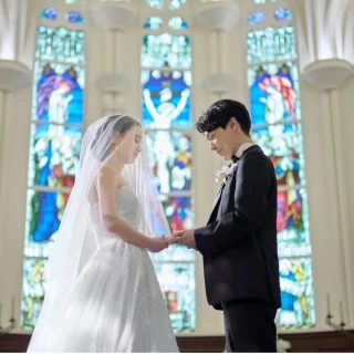 月曜限定！花嫁体験＝ステンドグラス輝く本格大聖堂×ドレス試着＆絶品美食