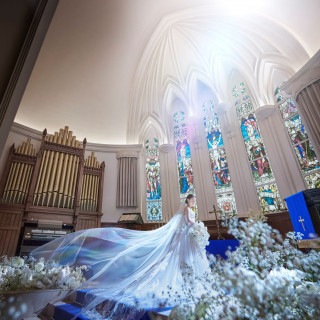 ロイヤルブルーが新婦を惹き立て、誰もがうっとりする美しさ