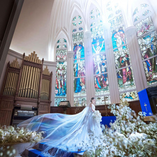 ロイヤルブルーが新婦を惹き立て、誰もがうっとりする美しさ