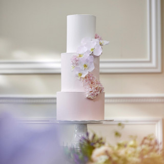 パーティ会場の雰囲気に合わせた大人可愛いウェディングケーキ