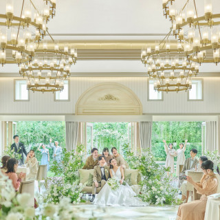 【ヴィラ フルーリ】緑や花のナチュラルな美しさを光で表現。ふたりらしく自然体で楽しんで