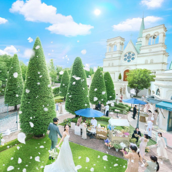 エントランスに広がる樹木のアプローチはまるで外国の街に現れるチャペルのよう