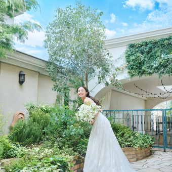 会場に向かう小道もナチュラルな雰囲気で期待が高まる