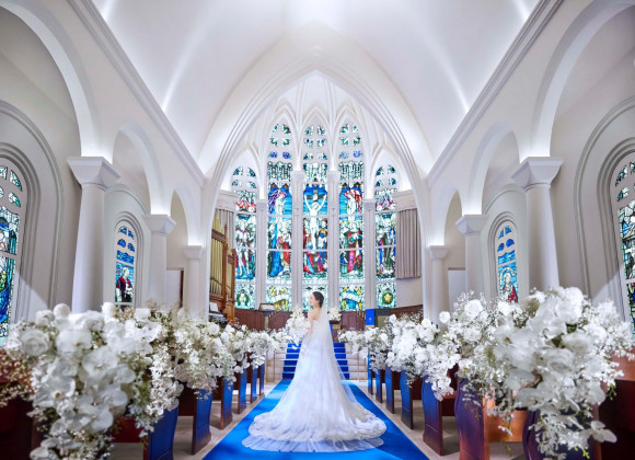 教会がおしゃれ」｜チャペルのステンドグラスが綺麗で、白い壁ととても