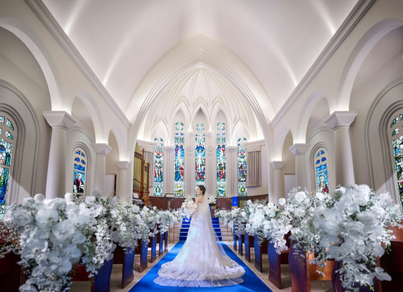 教会がおしゃれ」｜チャペルのステンドグラスが綺麗で、白い壁ととても