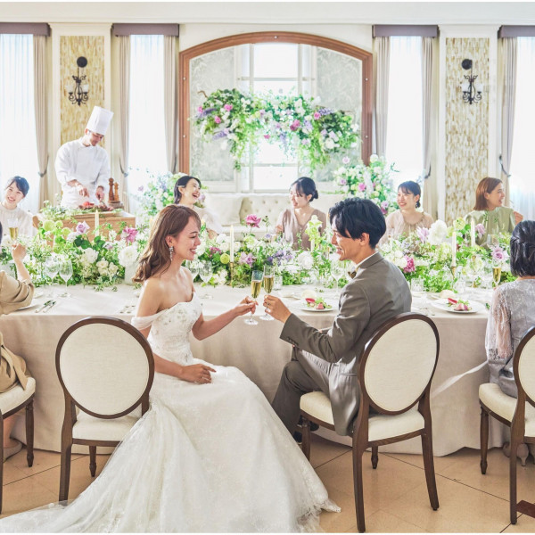 【10名 68万円～ご案内】シェフによるこだわりの料理説明でゲストも楽しいひと時を。