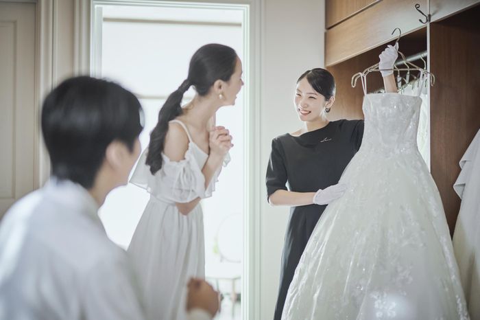 〈ドレススタイリスト〉4,000着の中から運命の一着に出会えるよう徹底的にサポート。