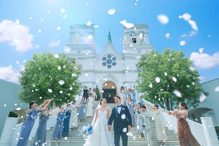 ヨーロッパの大聖堂を思わせる独立型チャペルから伸びる階段で祝福あふれるフラワーシャワーを
