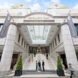 【エントランス】ゲストをお出迎えするエントランスの大階段では、チェロやバイオリンの演奏が。特別な一日を演出。