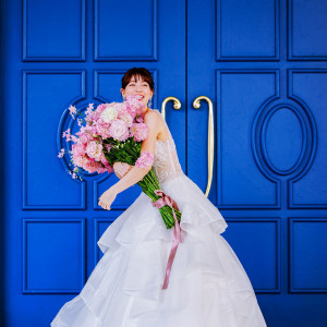 憧れのドレスを身に纏い、青扉の前で素敵な1枚を。|ザ クラブ オブ エクセレントコーストの写真(35380974)