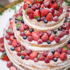 思わず笑顔になるほどのイチゴで彩られたネイキッドケーキ|ザ クラブ オブ エクセレントコーストの写真(1689545)