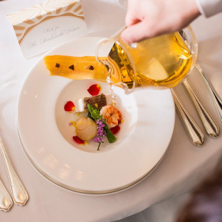 料理の仕上げはゲスト一人ひとりのお席で。お料理のこだわりが伝わる一品