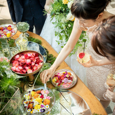 Flower Wedding／フラワーカクテル ゲストがご自身で作り上げるフラワーカクテル。パーティが始まる前からわくわくします♪