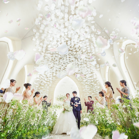 フラワーシャワーで祝福を受ける幸せなひととき