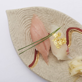 【食事】紅白にぎり寿司（鮪中トロ、真鯛、金箔、ガリ）