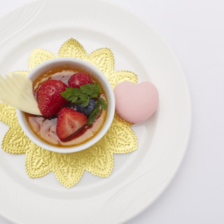 【デザート】香り豊かなマンゴーのクレームブリュレとラズベリーマカロンサンド