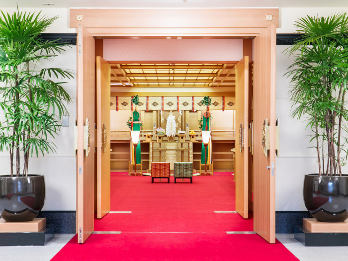 ホテル館内にも「五社神社 諏訪神社」の祭神を祀る格式ある本格神殿『長生殿』がある